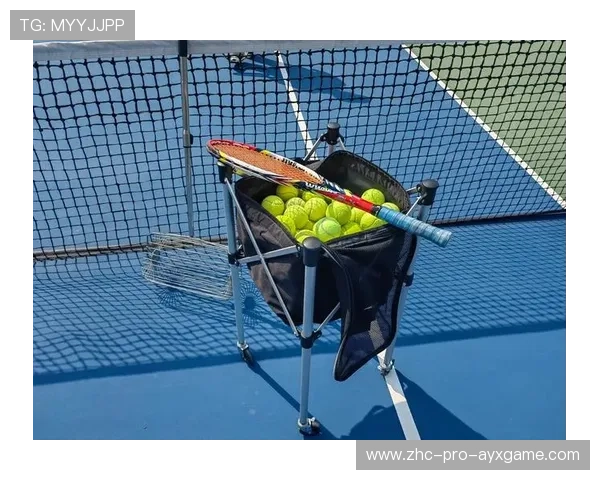 网球赛场上教练与选手的默契被称作“无声语言” 网球赛场上教练与选手的默契被称作“无声语言”